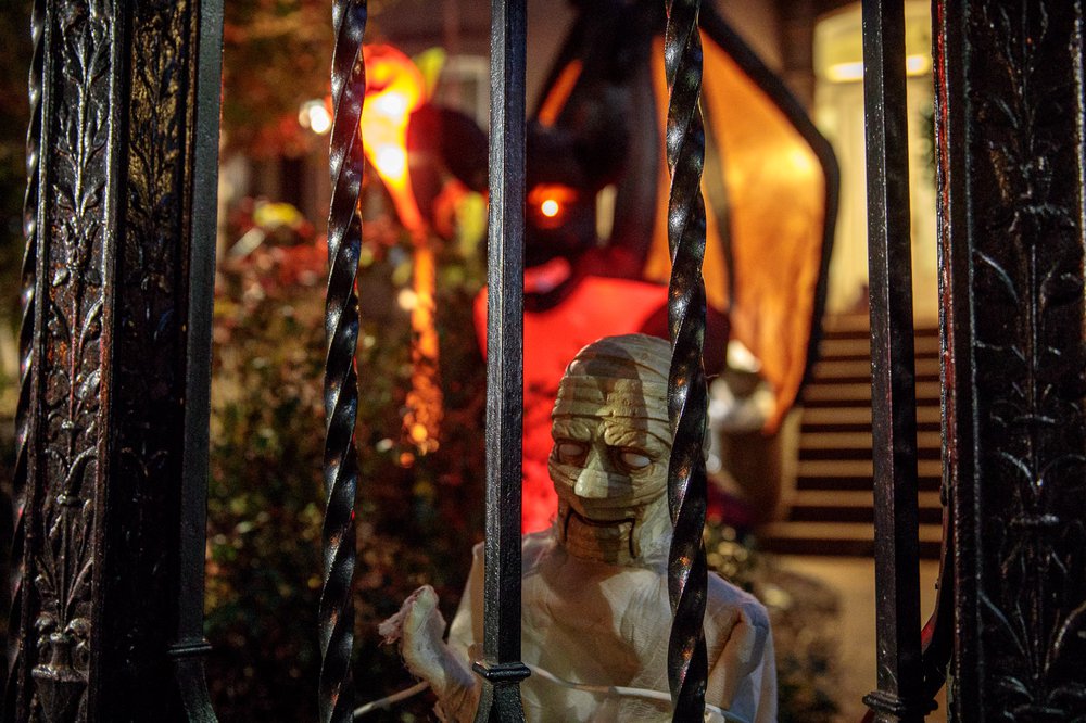 4fe27e771carrollgardenscobblehillhalloweendecorations-00100-jpg.jpeg