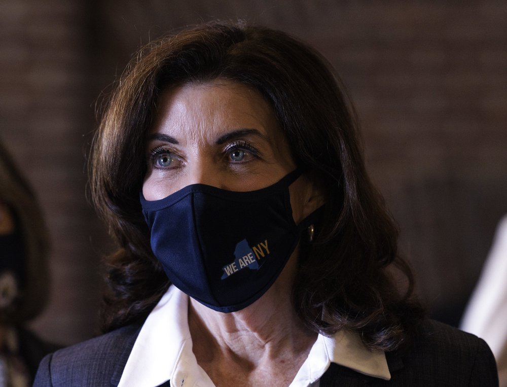 Gov. Kathy Hochul wearing a mask that says WEARENY