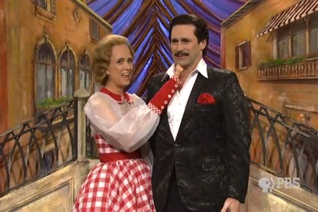 52012hammsnl.jpg Jon Hamm's italian singer is grossed out/attracted to Wiig's Junice Merill.