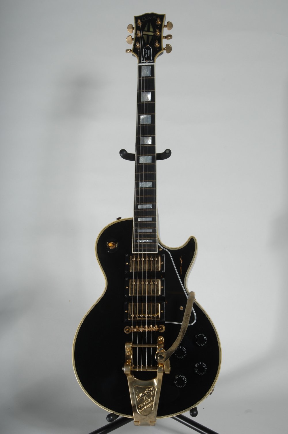 5815ab88bles-paul-custom_jimmy-page-jpg.jpeg Jimmy Page acquired this Gibson Les Paul Custom in 1960 while working as a session guitarist in London, and used it in the studio from 1962 to 1967.