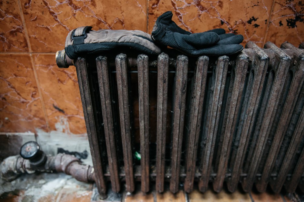 5ac1d91d52018-01-07_heinsebikedigital-1-jpg.jpeg A delivery cyclist dries off his freezing, soaked gloves on a radiator at his restaurant along 14th Street.<br/>
