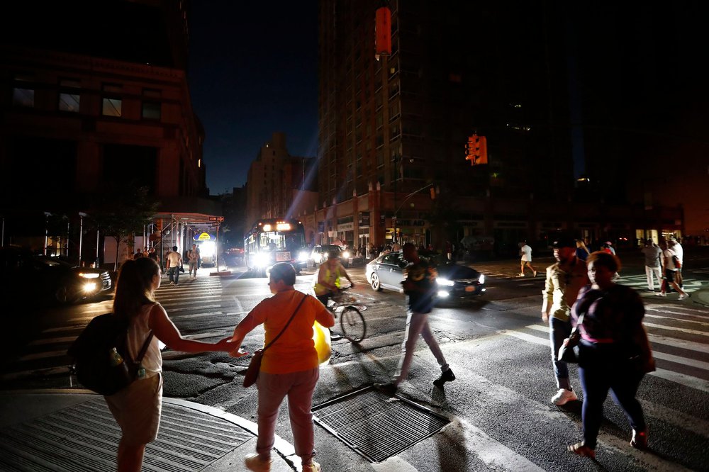 5b8d45708shutterstock_10333937a-jpg.jpeg Pedestrians cross the street during the blackout ( Michael Owens/AP/Shutterstock)