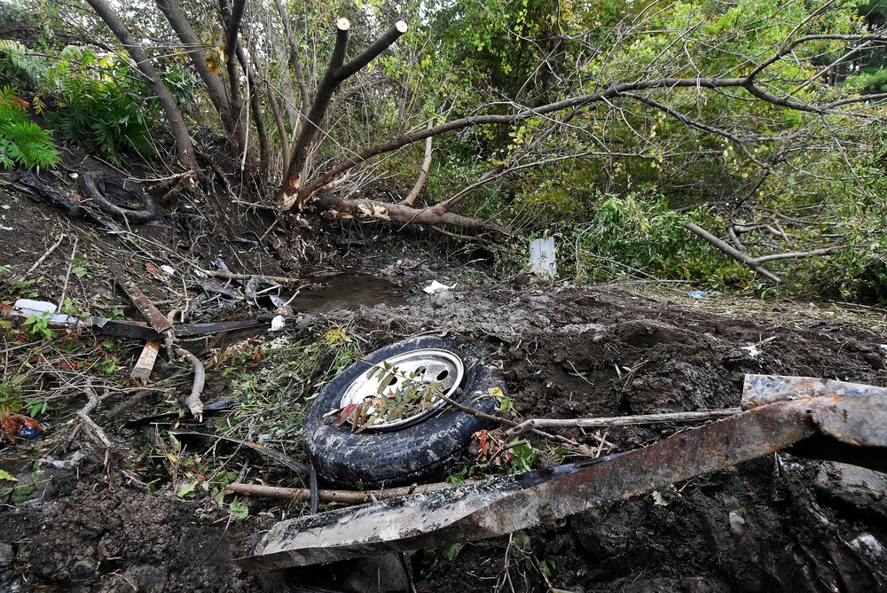 5c299aa84shutterstock_9916971b-jpg.jpeg Debris scatters an area, at the site of yesterday's fatal crash Schoharie, N.Y. (Hans Pennink/AP/Shutterstock)