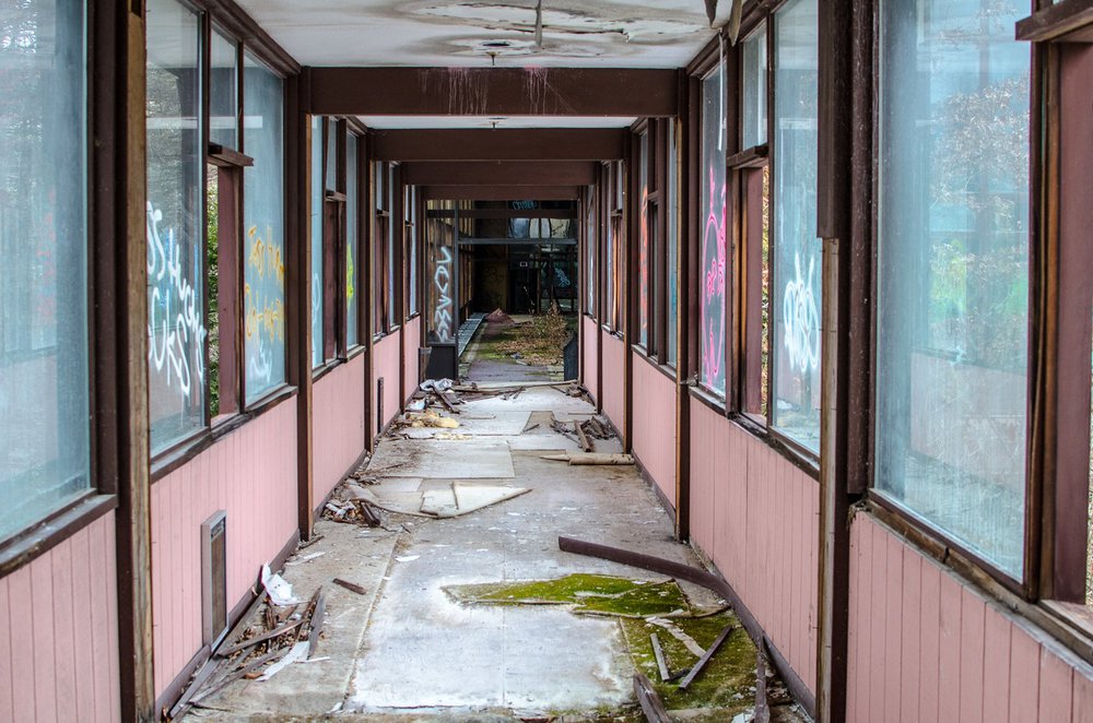 The hallway to the natatorium.