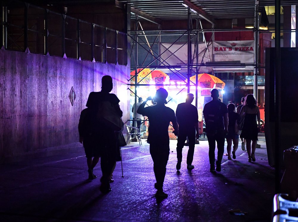 61616e38ashutterstock_10333893aj-jpg.jpeg People walking under scaffolding during the power outage on July 13 (Erik Pendzich/Shutterstock)