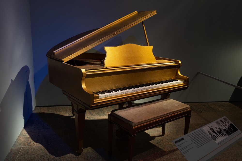 61ad176dfview-3_setting-the-stage_gold-baby-grand-piano-jpeg.jpeg Jerry Lee Lewis' Gold Baby Grand Piano, which was Lewis’ home piano from 1957 until 2017.