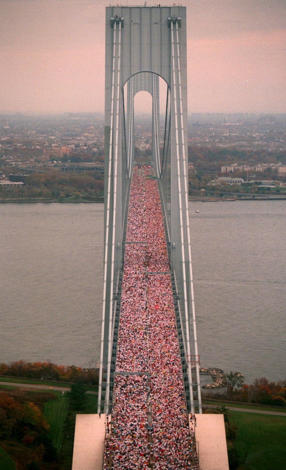 Runners cross the Verrazano Bridge at the beginning of the 25th NY Marathon in 1994. (<a href="http://www.gettyimages.com/license/230438">Simon Bruty</a>/Getty Images)