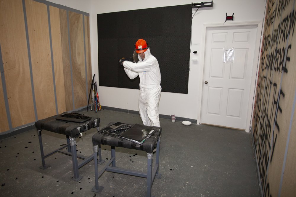 68a59e5c5img_1457-jpg.jpeg Jake Dobkin gets ready (Jen Chung/ Gothamist)