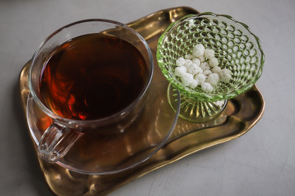 Housemade Persian black tea blend with persian sugar and corriander candy (called noghl)<br/>