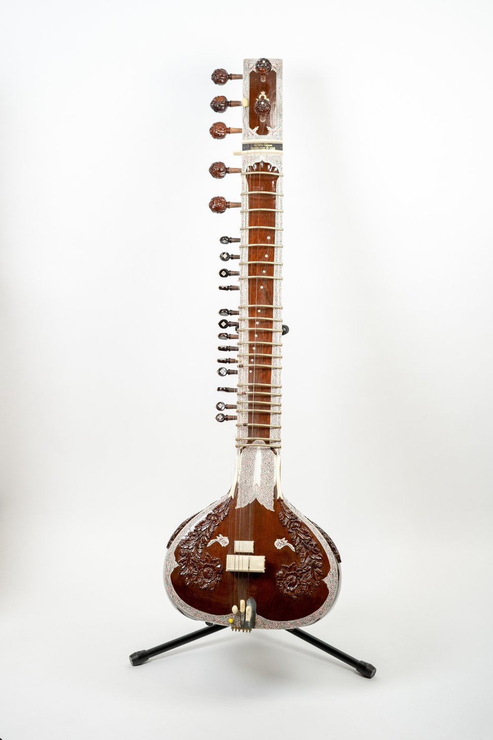 6b99c9e75sitar-jpg.jpeg Ravi Shankar owned and played this sitar, and gave it to Mercury Records executive Shelby Singleton as a gift on a trip to America in the early 60s.
