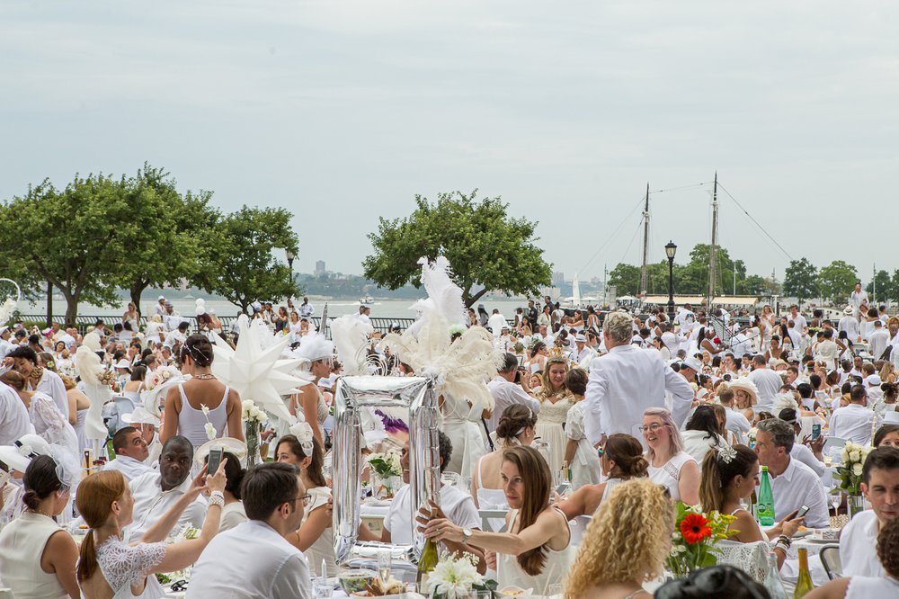 73701c6a0dinnerenblanc-3-jpg.jpeg