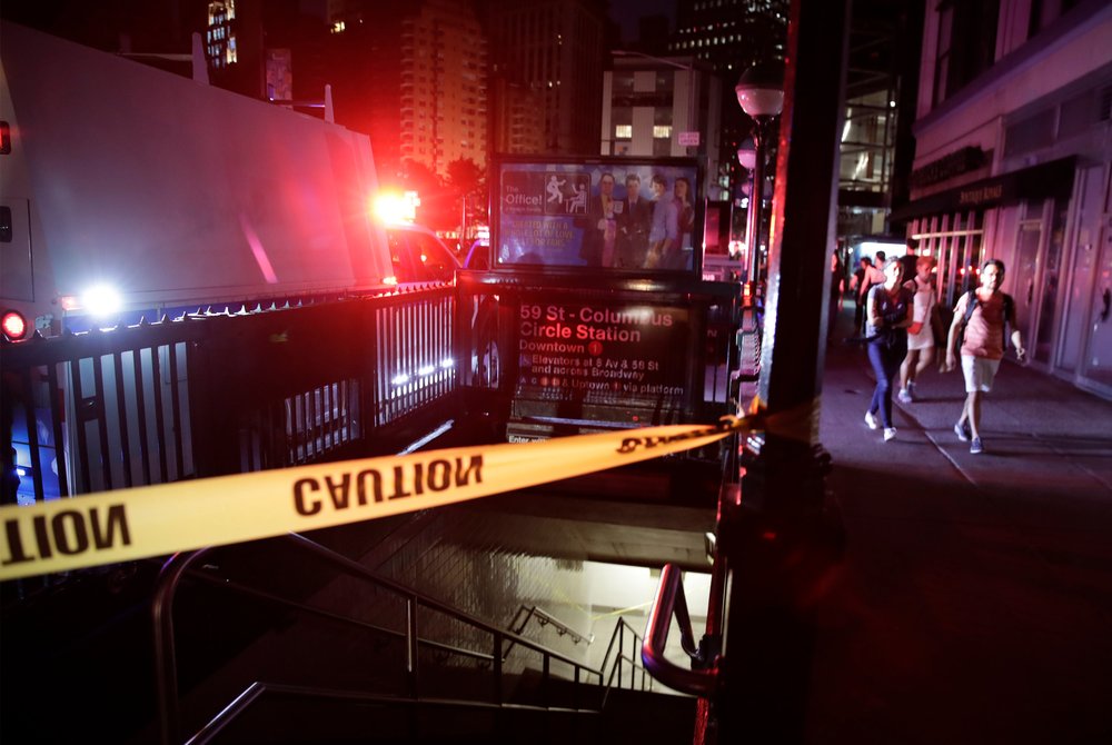 7389b67f7shutterstock_10333913q-jpg.jpeg People passing a taped-off subway station during the power outage (JASON SZENES/EPA-EFE/Shutterstock)