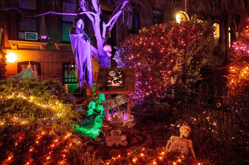 75dc628cfcarrollgardenscobblehillhalloweendecorations-00122-jpg.jpeg