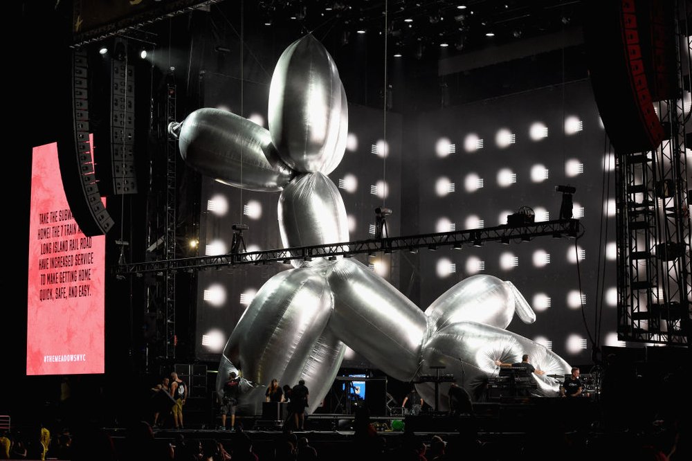 7cbbde596gettyimages-847610400-jpg.jpeg Jay-Z's set (Getty Images)