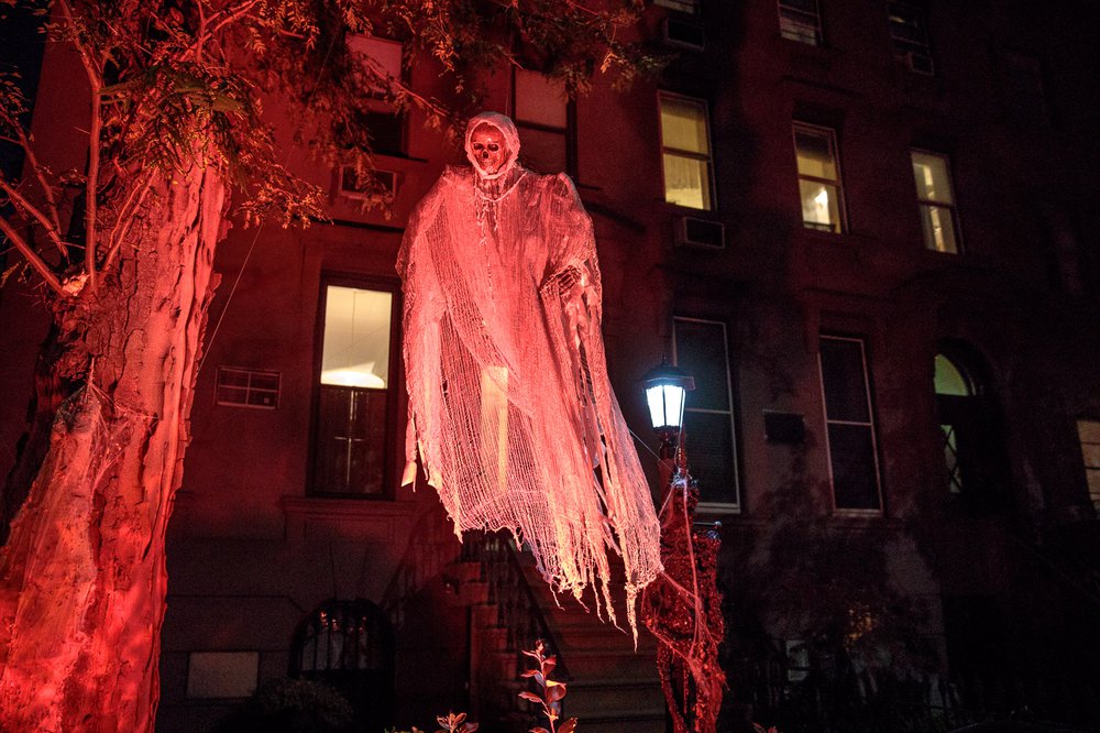 7f85d894ccarrollgardenscobblehillhalloweendecorations-00117-jpg.jpeg