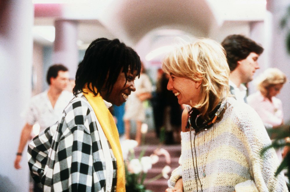 7f942f5a8shutterstock_5872059a-jpg.jpeg Whoopi Goldberg, Penny Marshall, 1986 on the set of Jumpin' Jack Flash.<br/>
