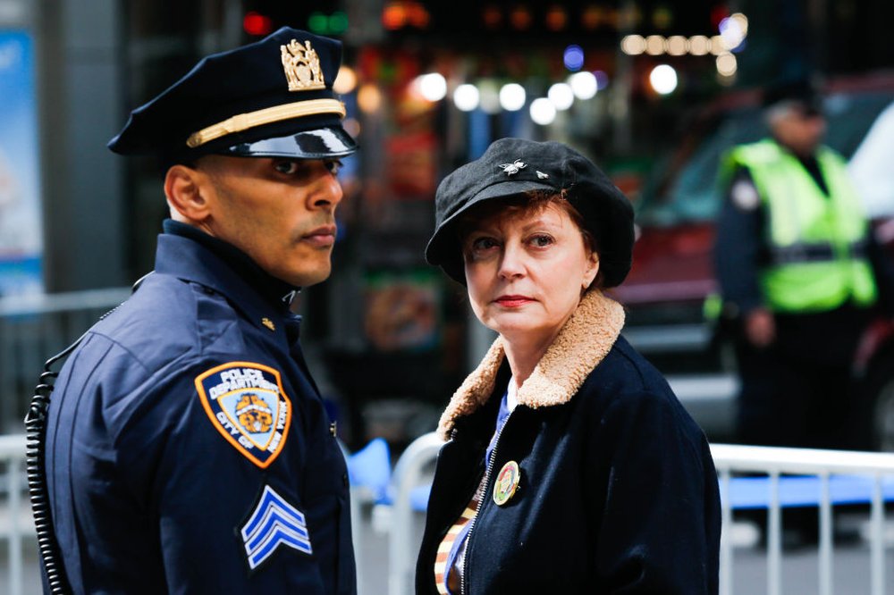 7fb87f051gettyimages-642971710-jpg.jpeg A police officer and Susan Sarandon (Getty Images)