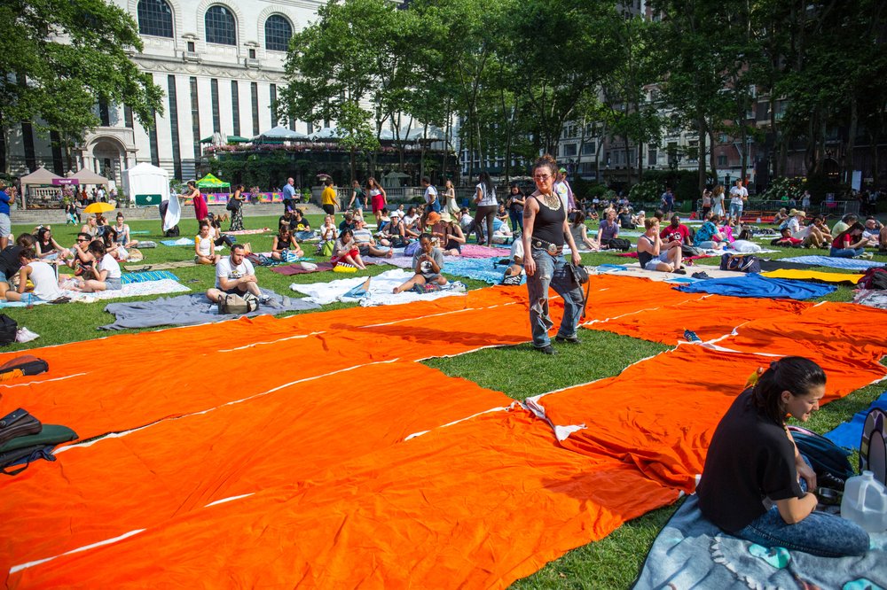 Is that woman holdig things down on a patch of "spite" grass, standing up to developers taking over all the precious land in NYC?<br/>