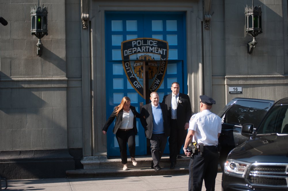8159a6abc052518_harvey_weinstein_jbn-7-jpg.jpeg Weinstein leaves the First Precinct in handcuffs<br>