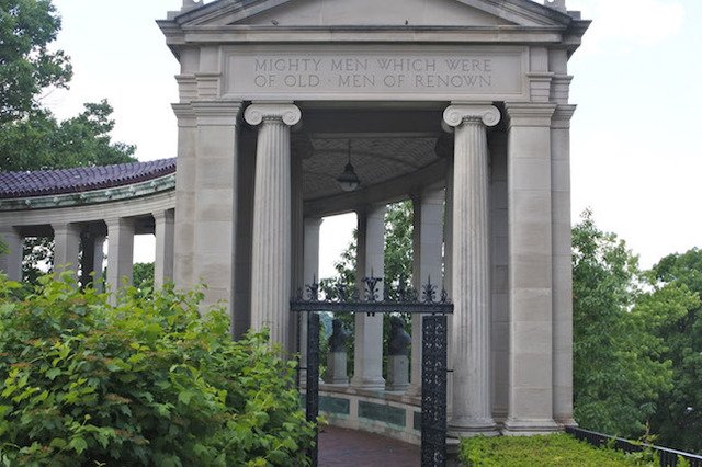 81617Lee2.jpg The Hall of Fame of Great Americans at Bronx Community College. Governor Andrew Cuomo this week ordered the removal of two Confederate general busts.
