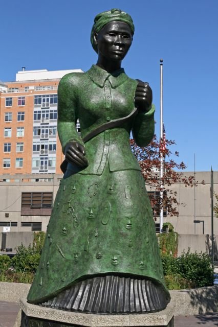 84da3e4ad4femalestatues17-jpg.jpeg Harriet Tubman at the intersection of 122nd Street, St. Nicholas Ave, and Frederick Douglass Blvd. (Photo by <a href="https://jschumacher.typepad.com/joe/2009/10/harriet-goes-green.html">Joe Schumacher</a>)