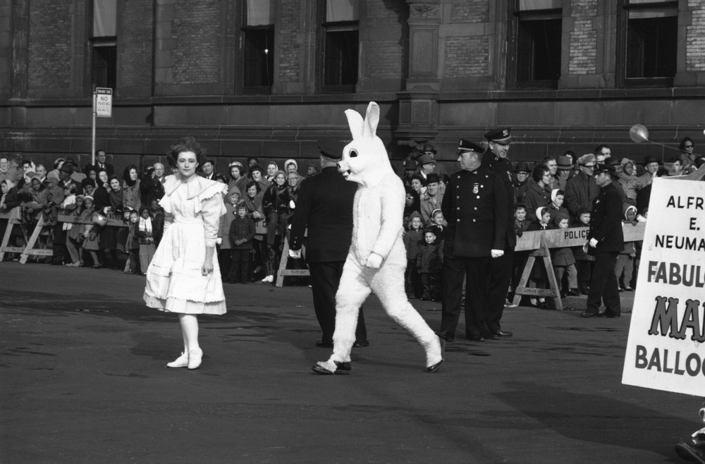 86a445073.jpeg "Alice and the White Rabbit in the Thanksgiving Parade in New York. November 1961."