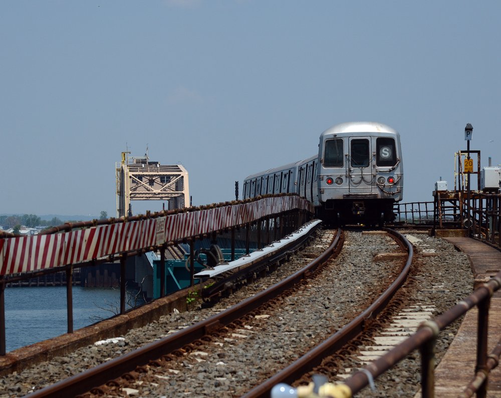 A shuttle train from Rockaway Park to Broad Channel passes Hammels Wye.