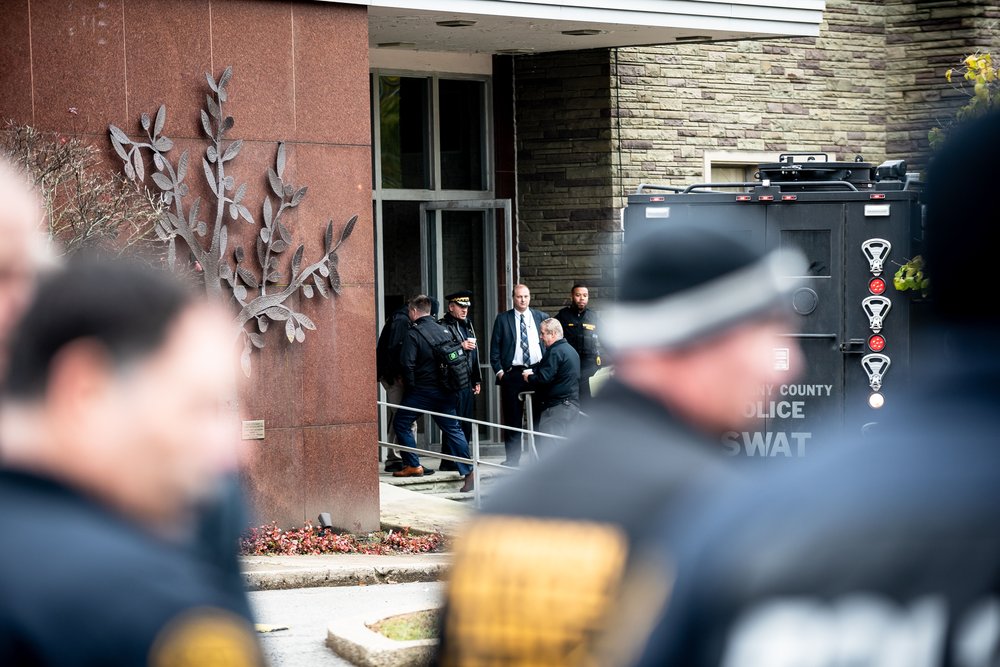 88ce189b3shutterstock_9946726p-jpg.jpeg Pittsburgh police outside the Temple of Life synagogue (Aaron Jackendoff/SOPA Images/Shutterstock)