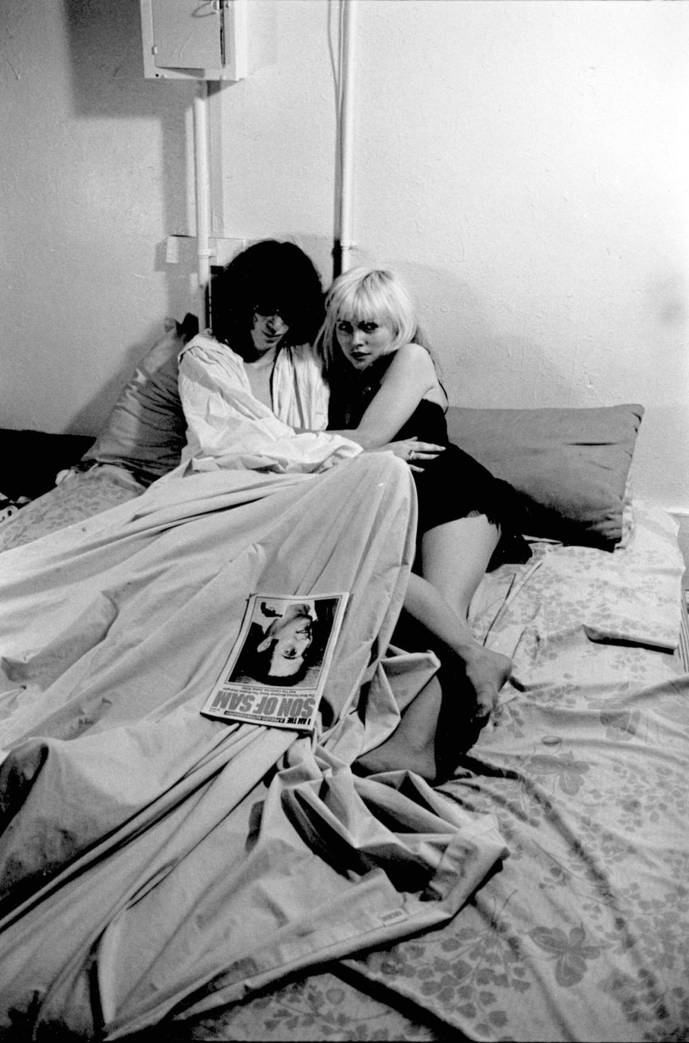 8be4dac14gettyimages-85240730-jpg.jpeg Debbie Harry and Joey Ramone at her apartment at 266 Bowery in late 1970s (Roberta Bayley/Redferns)