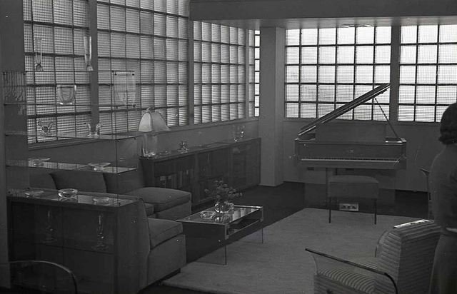 8oldwfnyc0312.jpeg "This image was taken at the NY World's Fair, so this must have been some kind of display showing the variety of uses for glass and/or lucite? Whatever it was, this room is divine, and I'd kill for that fantastic chair on the right."
