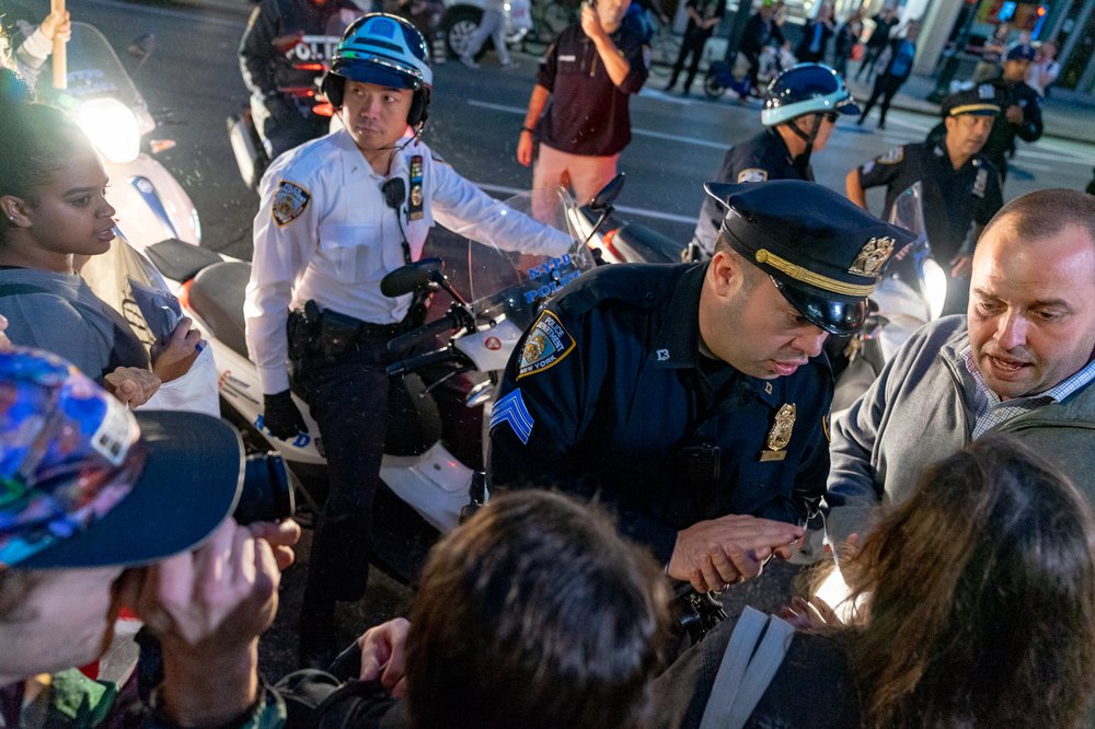 911b1ff4a_dsc0473-jpg.jpeg Police monitored the crowds<br>