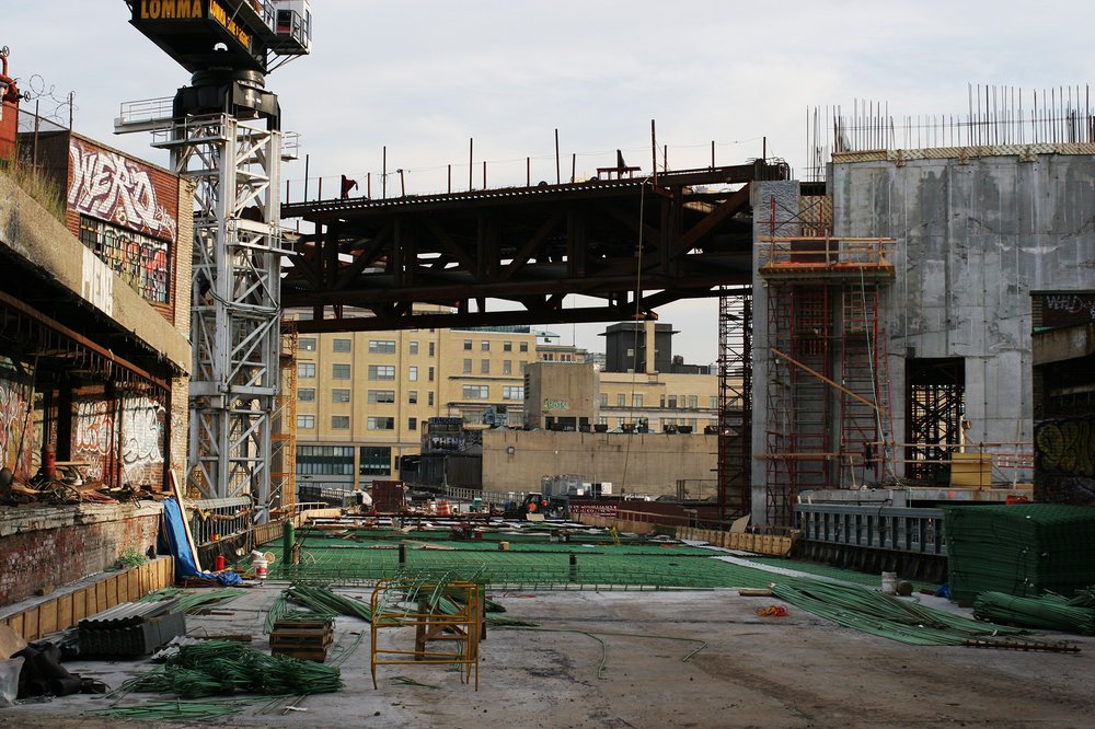 9b430e9d32007_mayc-jpg.jpeg May 2007: there was a lot of construction around 14th Street- buildings like the Standard Hotel were going up, and there was a lot of construction going on for the park underneath. (Jake Dobkin)
