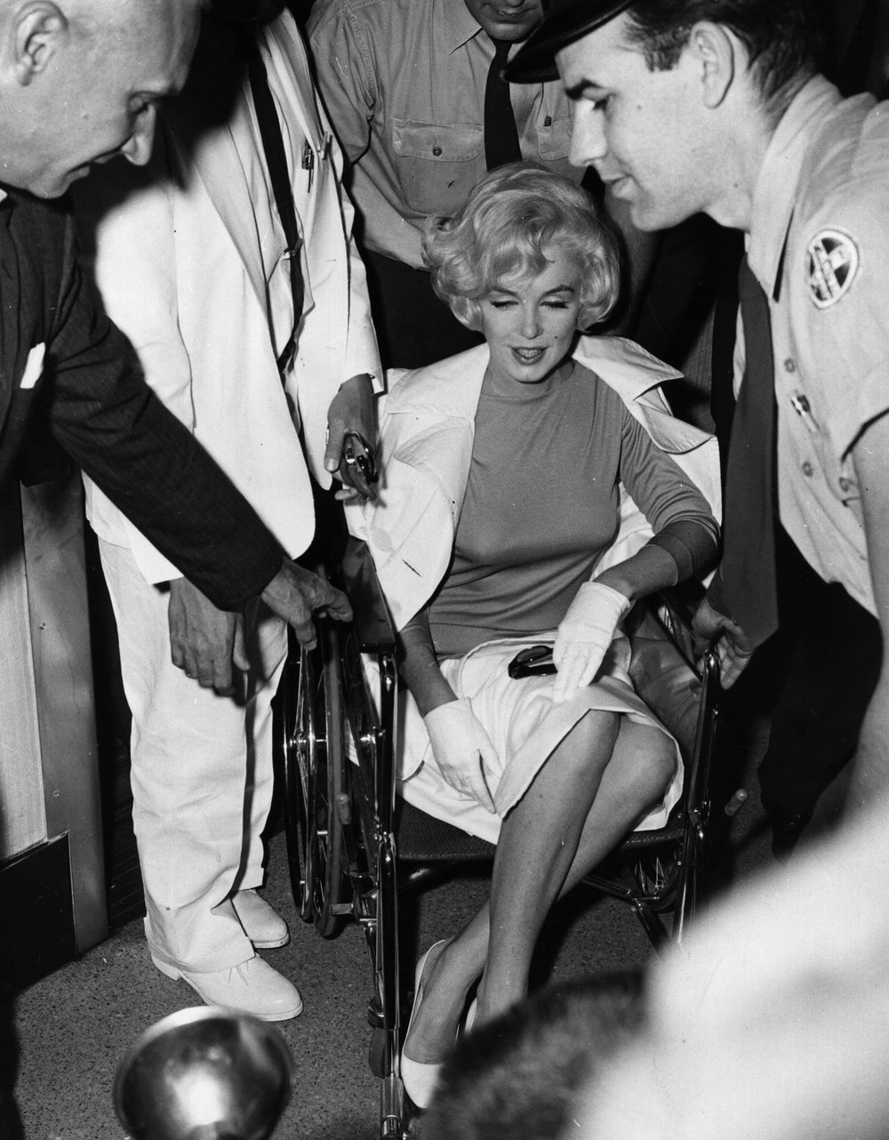 9befaac3e.jpeg "Marilyn Monroe leaving the Pollyclinic in Manhattan, after her gall bladder operation. January 1961."
