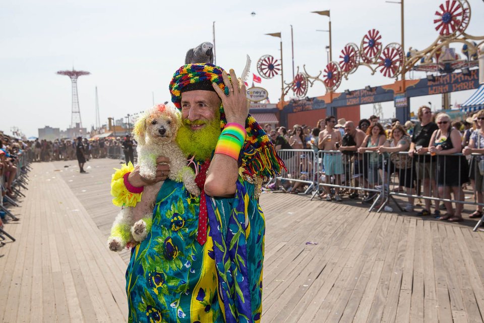 9f87b02c808be90d3d-mobile-jpeg.jpeg Coney Island Mermaid Parade 2013 (<a href="http://gothamist.com/2013/06/23/photos_mermaid_parade.php#photo-39">Tod Seelie/Gothamist</a>)