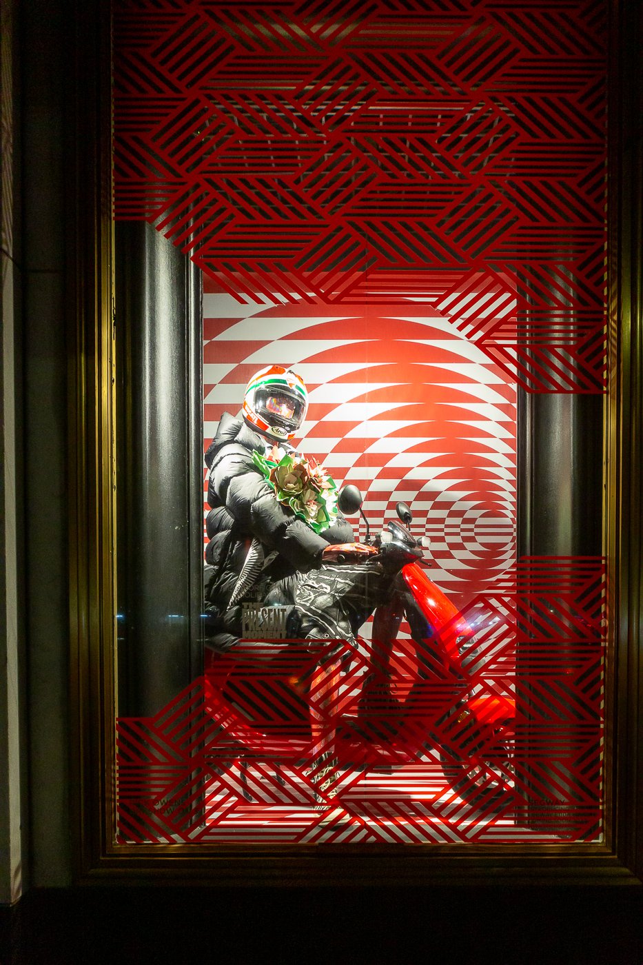 Bergdorf-Goodman-17.jpg A photo of Bergdorf Goodman 2021 holiday window display