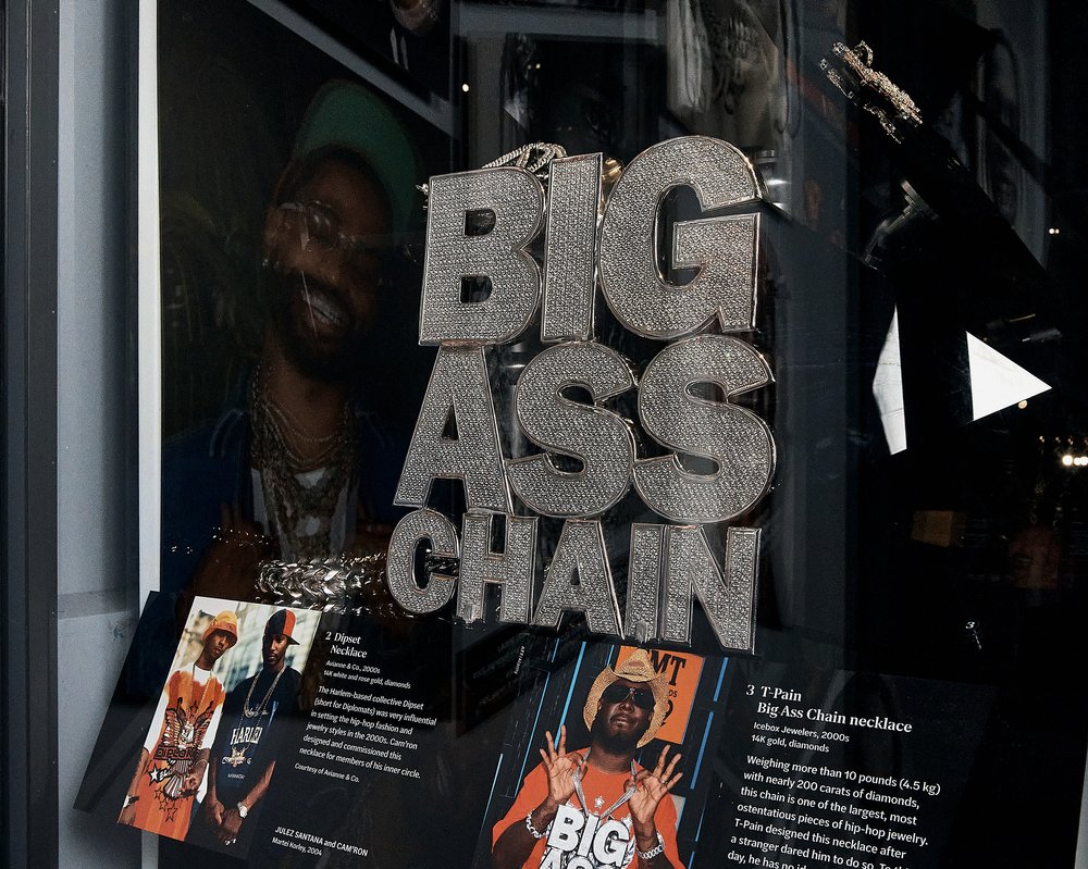A sign that says "BIG ASS CHAIN."
