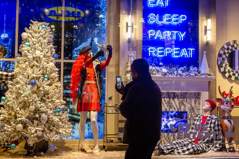 Bloomingdales-2.jpg A photo of Bloomingdale's 2021 holiday window display