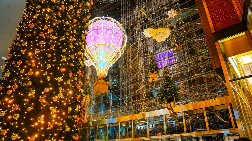 A hot air balloon and a Christmas tree decorated with twinkling Christmas lights