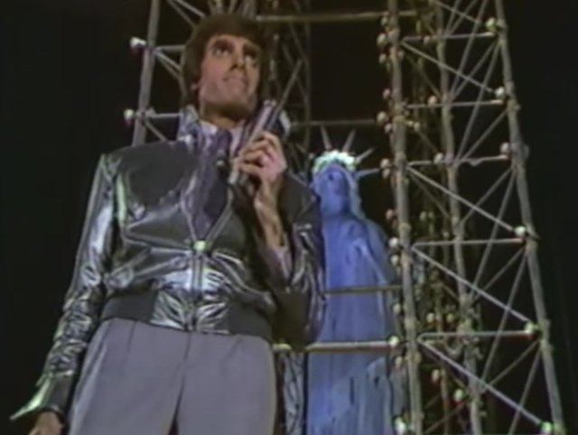 DCSTATUE16.jpg