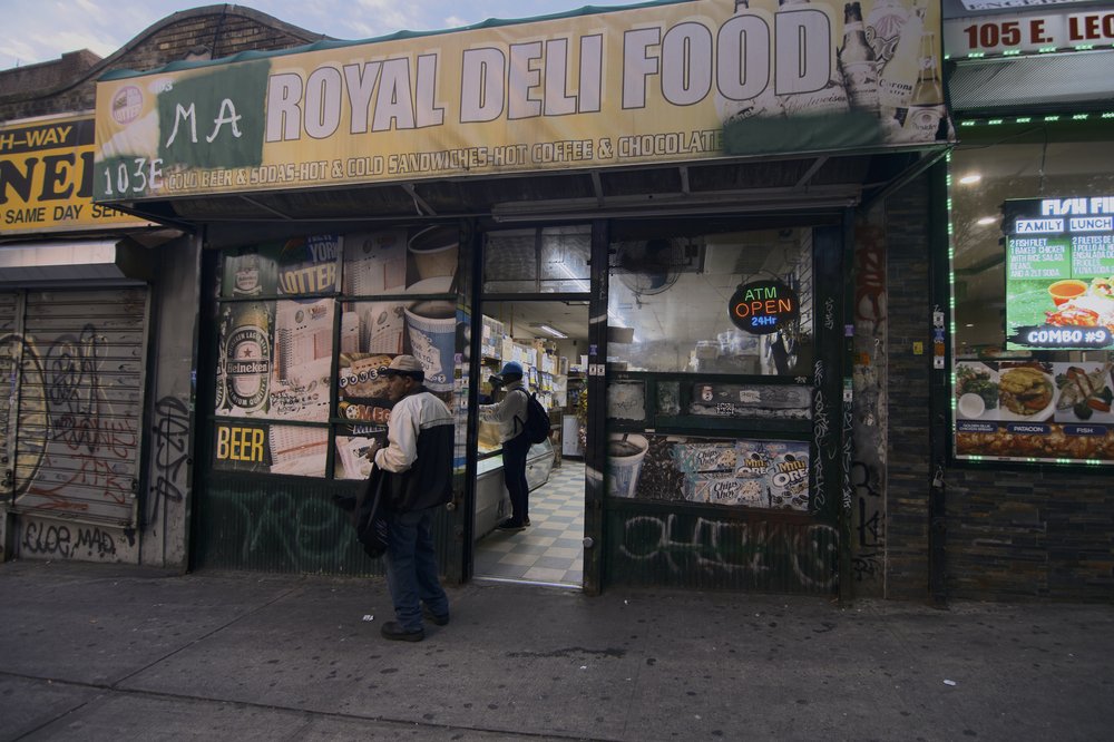 The outside of a bodega.