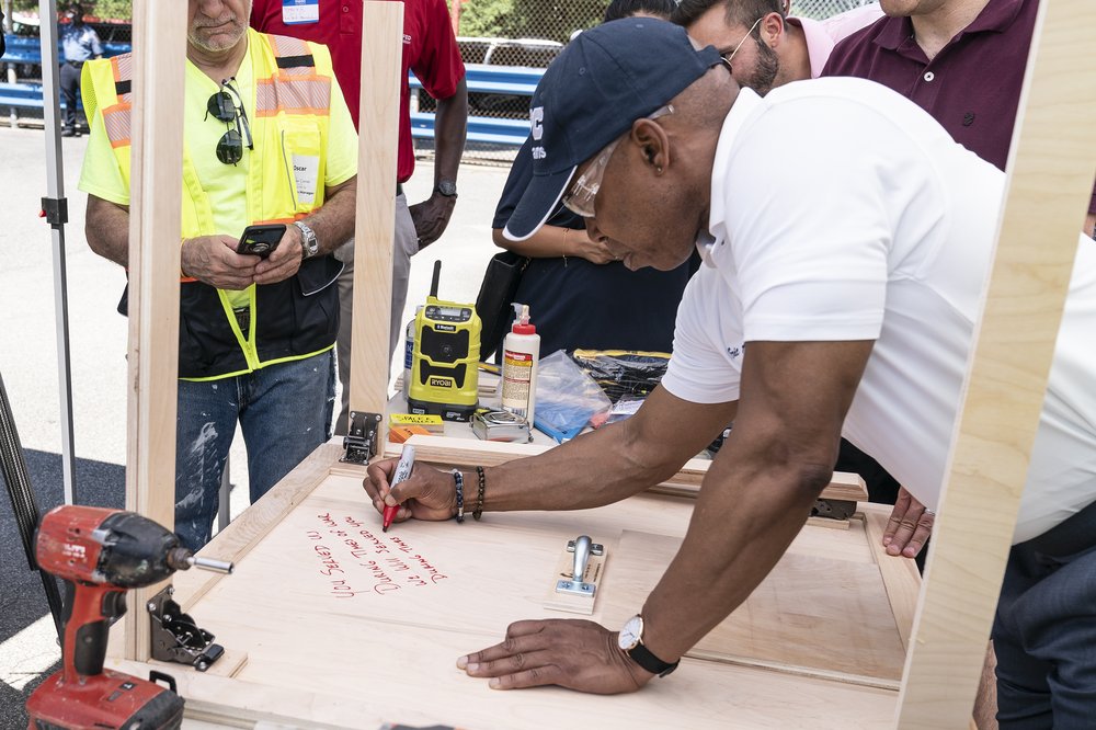Mayor Adams signs his name at an event at a veterans event in Queens in 2022.