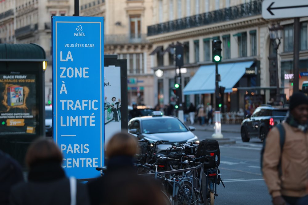 A sign demarking Paris's traffic limited zone.