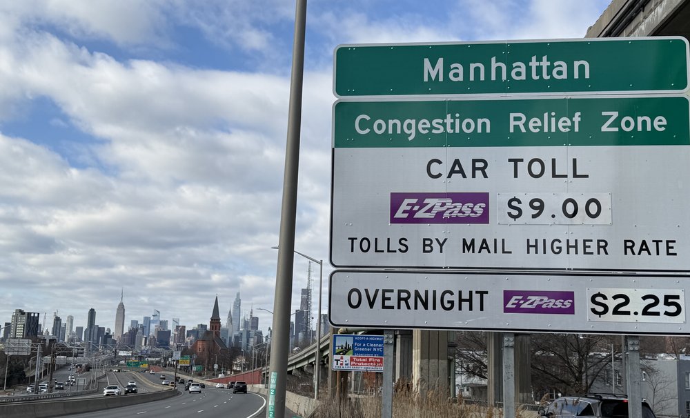A sign alerting drivers to congestion pricing.