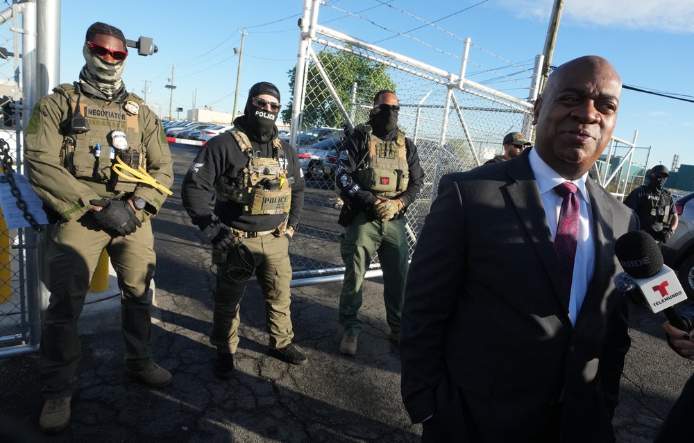 Mayor Ras Baraka of Newark speaks to the press near ICE agents outside the Delaney Hall facility earlier this week.