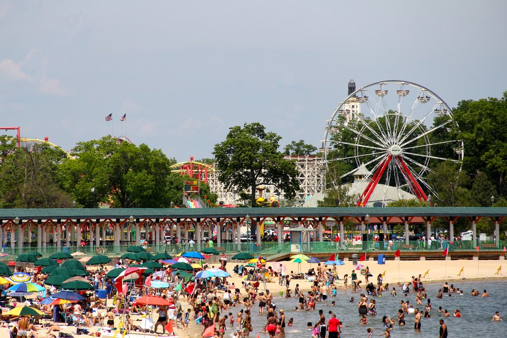 A view of Rye Beach and Playland in the background on a hot summer day.