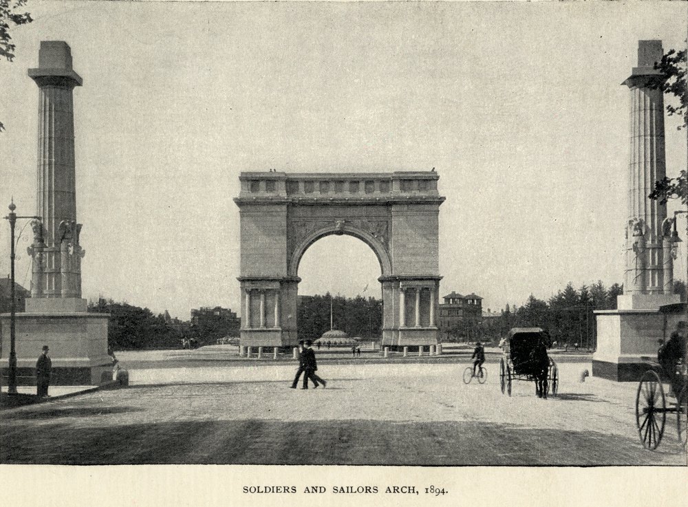 Prospect Park A black and white photograph shows the arch, without the sculpture on top, in 1894