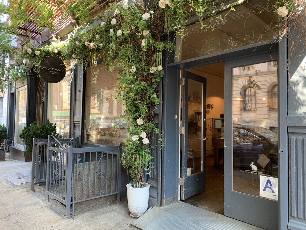 An exterior of a New York City cafe