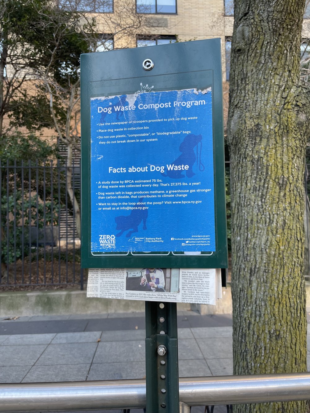 Recycled newspapers are collected from local buildings. Owners can use them to pick up dog poop, and the newspapers also act as a form of carbon to encourage the composting process.