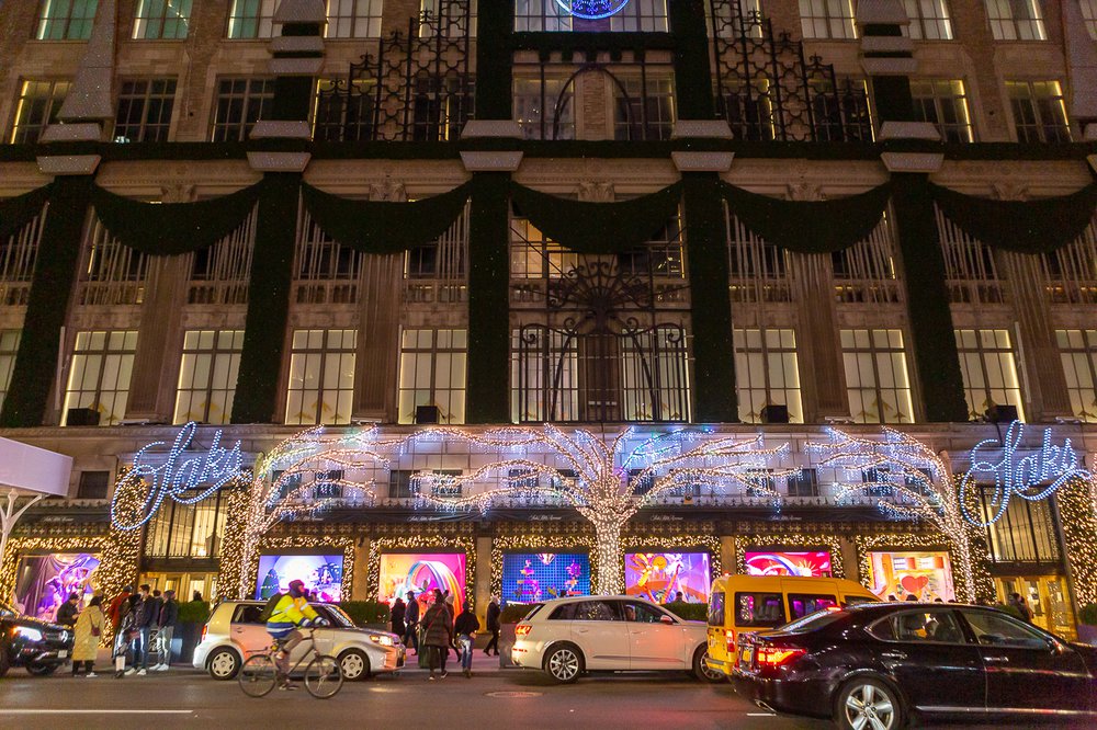 Saks-1.jpg A photo of Saks Fifth Avenue's 2021 holiday window display