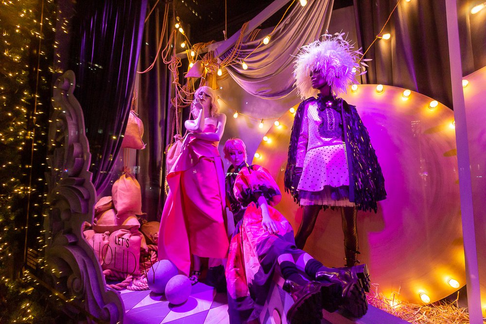 Saks-10.jpg A photo of Saks Fifth Avenue's 2021 holiday window display